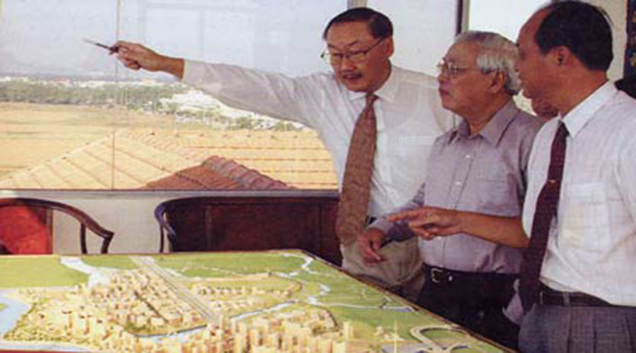 Cố Chủ tịch Lawrence S.ting đang giới thiệu Khu đô thị PMH với Thủ tướng Võ Văn Kiệt