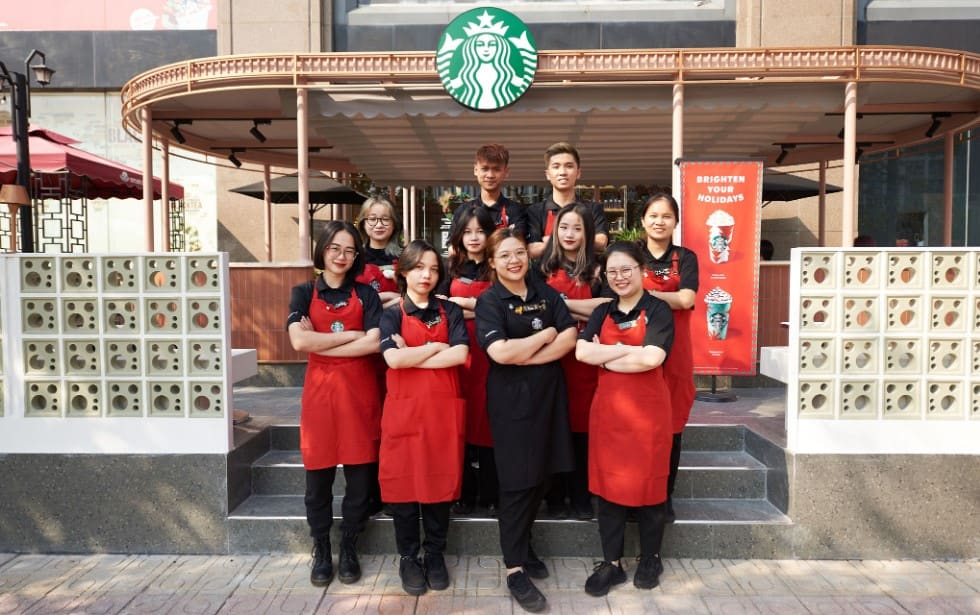 Nhân viên Starbucks Phú Mỹ Hưng chuyên nghiệp, nhanh nhẹn, lịch sự, giỏi ngoại ngữ